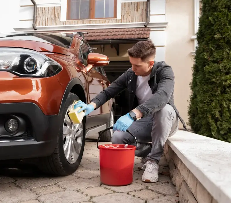 Lavage auto à domicile Labeaume : professionnel intervenant sur un véhicule